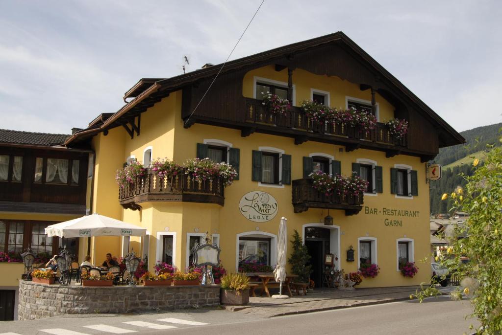 Hotel Loewenwirt Sexten Bagian luar foto