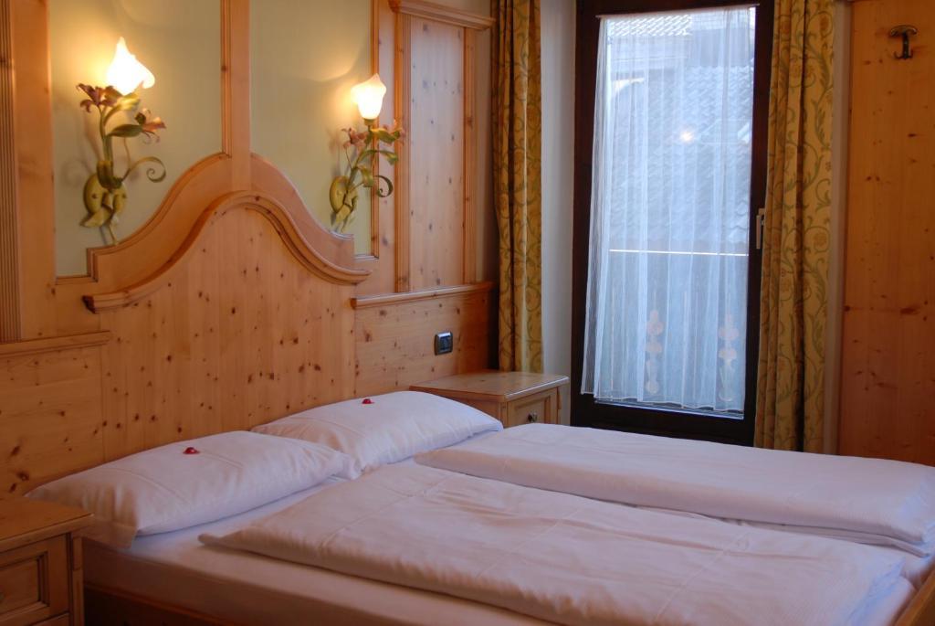 Hotel Loewenwirt Sexten Ruang foto