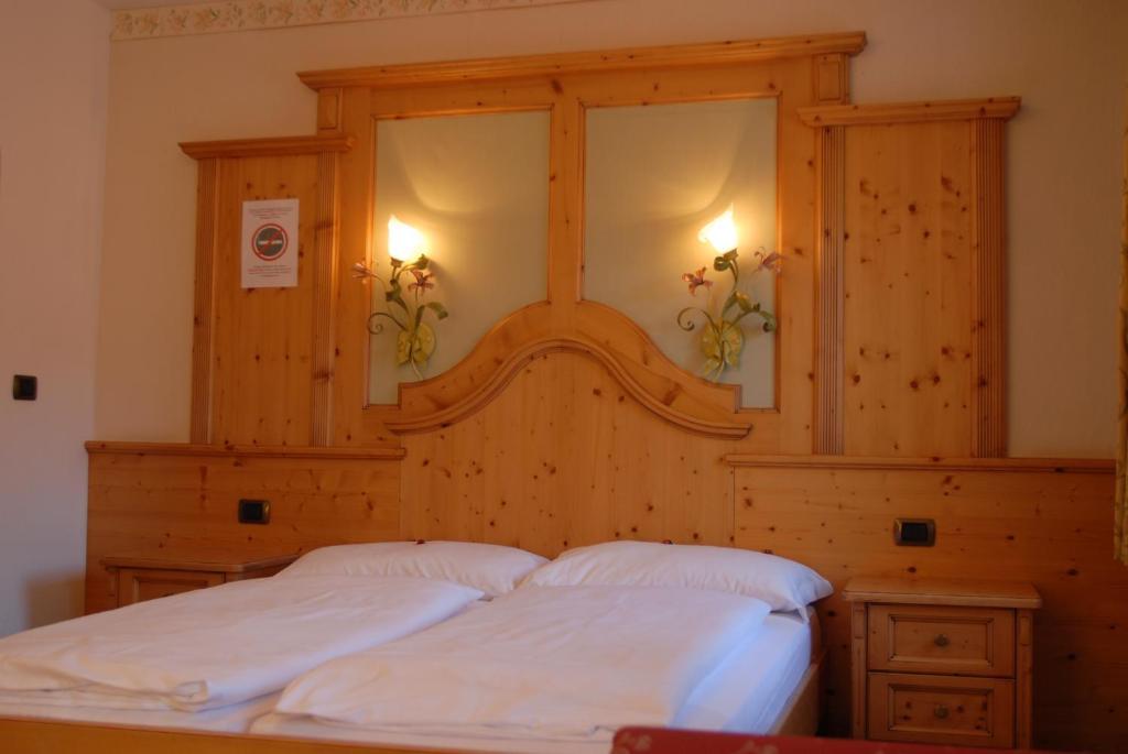 Hotel Loewenwirt Sexten Ruang foto